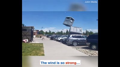 الرياح تقتلع حمامات عامة في حديقة والأهالي بداخلها (فيديو)