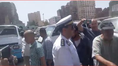 قيادات الأمن بحلوان تجتمع بالسائقين للالتزام بتعريفة الأجرة