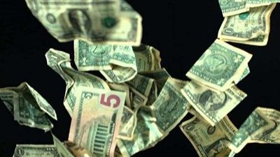 أموال الـ”عيدية” تتساقط من أعلى قمة فندق موفنبيك (فيديو)