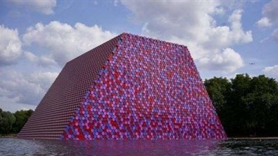 فنان بلغاري يشيد مقبرة فرعونية مصرية في بحيرة ”هايد بارك” بلندن (صور)