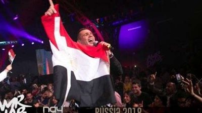 خجل دينا الشربيني بعد غناء عمرو دياب لها أمام الجمهور «فيديو»