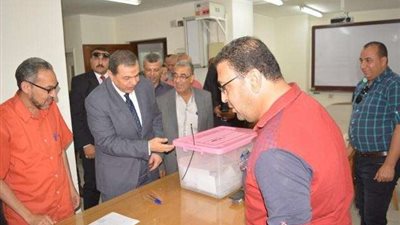 «سعفان» يتفقد انتخابات النقابات العامة .. ويؤكد : نقف على مسافة واحدة من الجميع