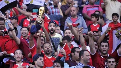«المسيطرون وصلوا روسيا».. مشجع روسي يفر هاربًا من المصريين (فيديو)