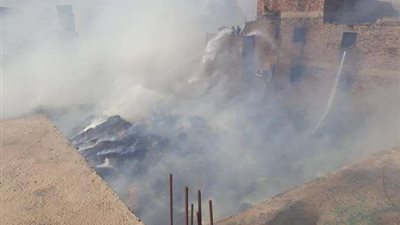 حريق هائل يلتهم 5 منازل في المنيا (صور)