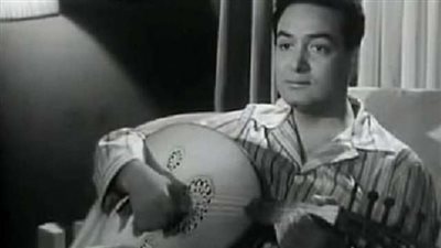 صورة نادرة.. محمد فوزي يقدم بيلغ حمدي لكوكب الشرق