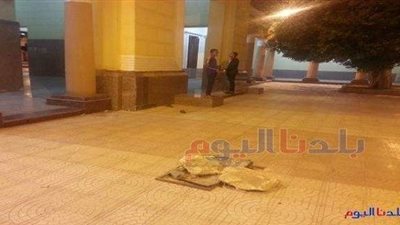 بالوعة تشوه محطة سكك حديد إدفو..ومواطنون يناشدون الأجهزة المعنية بالتحرك (صور)