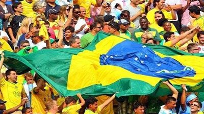 مضيفة تدخل في نوبة ضحك هيستيري بسبب مشجعين برازيليين (فيديو)