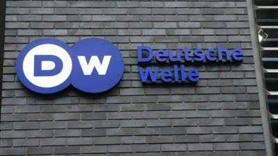 لحظة تعرض مذيعة للتحرش على الهواء.. (فيديو)