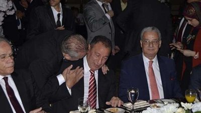 شوقي غريب يقبل رأس محمود الخطيب في حفل زفاف نجله (صور)