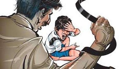 «قتل الصلب لأجل امرأة».. أب يعذب طفله بالنار إرضاءً لزوجته