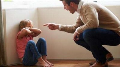 «قانوني» يسرد دوافع العنف الأسري ضد الأبناء