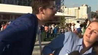 رد فعل مراسلة حاول أحد الأشخاص تقبيلها على الهواء.. (فيديو)