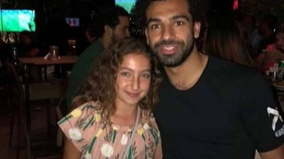 ساكنو التجمع الخامس يلتقطون «سيلفي» مع محمد صلاح.. ونشطاء: «ياولاد المحظوظة»