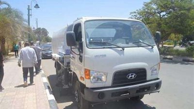 لأول مرة بـ«الخارجة» الاستعانة بسيارة شفط أتربة لتجميل المدينة