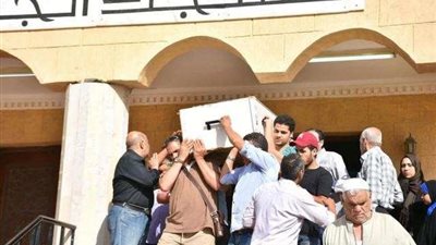 تشييع جثمان والد الفنان محمد فهيم من مسجد «الجامع» بحلوان (صور)