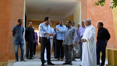 محافظ الأقصر يتفقد أعمال الترميم بمدارس البياضية (صور)