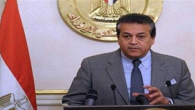 وزير التعليم العالي يتلقى تقريرًا حول اكتشاف بقعة زيتية على شاطئ خليج السويس