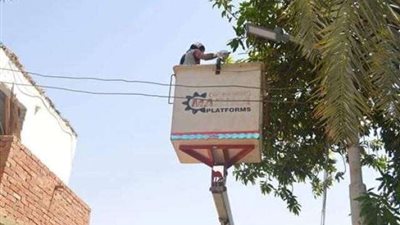 مركز الخارجة يواصل تركيب لمبات الليد بأعمدة الإنارة