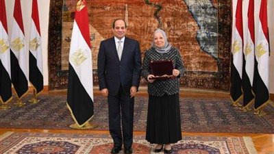 السيسي يمنح وسام الجمهورية من الطبقة الأولى لرئيسة هيئة النيابة الإدارية السابقة