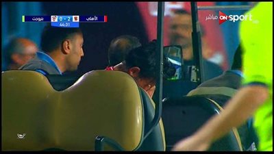 حمدي فتحي يتعرض للإصابة خلال لقاء الأهلي وبتروجيت ويخرج باكيًا