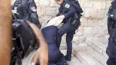 شرطة الاحتلال تسحل فلسطينية وتجردها من ملابسها (فيديو)