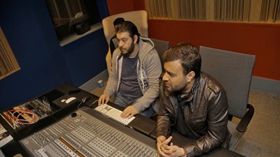 بالصور.. رامي صبري في معسكر مغلق بالإستديو بسبب ألبومه