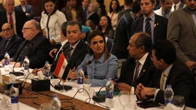 سحر نصر تدعو الشركات المجرية لتوسيع أنشطتها فى مصر