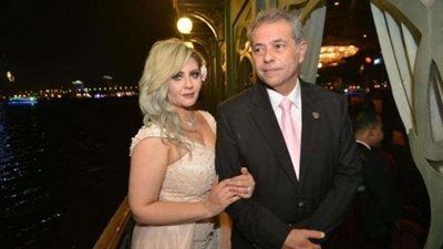 توفيق عكاشة نافيًا أنباء مرضه: «أقضي وقت جميل مع زوجتي حياة الدرديري»