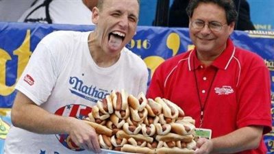 أمريكي يتناول 74 قطعة هوت دوج في 10 دقائق