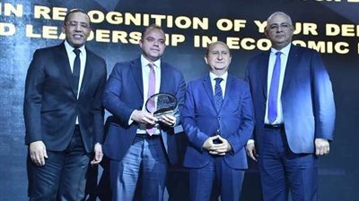 نيابة عن رئيس الوزراء عمرو نصار يشارك في حفل بزنس توداي bT100