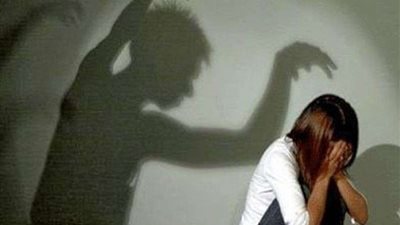 فتاة تتهم طبيب بالتحرش وملامسة أجزاء حساسة من جسدها