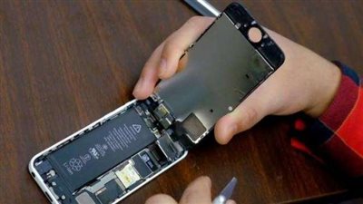 لحظة انفجار بطارية هاتف في وجه فني صيانة (فيديو)