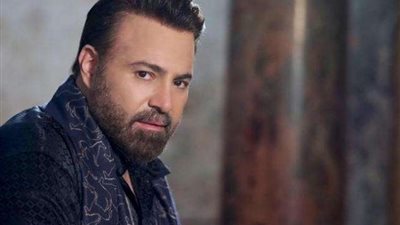 عاصي الحيلانى يتغزل فى حصانه (صورة)