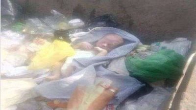 التحقيق في العثور على طفلة رضيعة ملقاة بالشارع بـ 