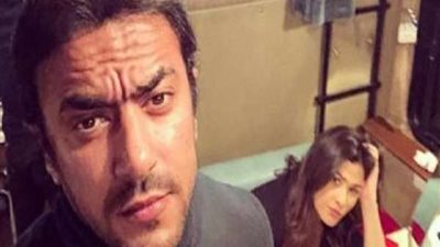 شاهد.. سيلفي أحمد العوضي وياسمين عبد العزيز في كواليس 