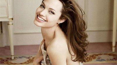 مهووسة «أنجلينا جولي» تخضع لـ3 عمليات لتجميل الأنف و4 لشفتيها