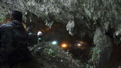 بدء إخراج فريق الكرة العالق بكهف تايلاند.. (صور)