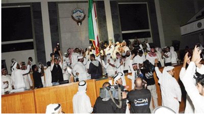 الكويت تقضي بالسجن 3 سنوات لنواب متهمين باقتحام مجلس الأمة