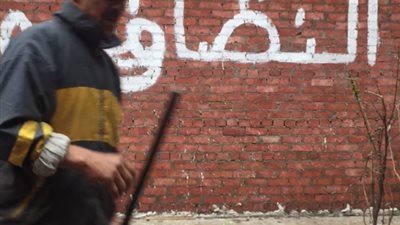 من أجل لقمة العيش.. عامل نظافة تخطي الستين ومازال يعمل في بورسعيد