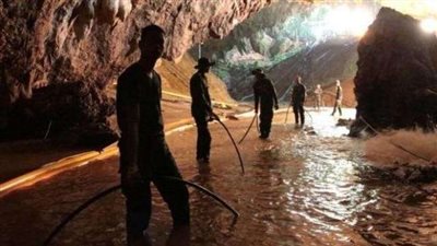 خروج أول طفلين من الفتية العالقين بكهف تايلاند