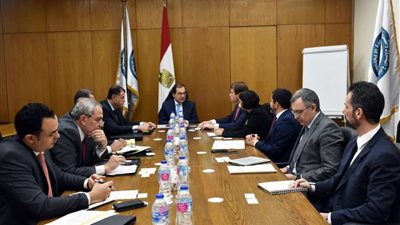 وزير البترول يلتقي وفد البنك الأوروبي لبحث سبل التعاون المشترك