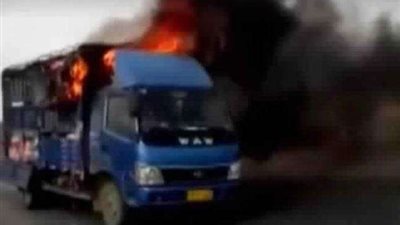 انقلاب سيارة نقل بمقطورة واشتعالها أعلى الدائري.. (صور)