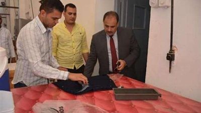 سكرتير عام الوادي الجديد يتابع تصنيع الزي المدرسي بالخارجة