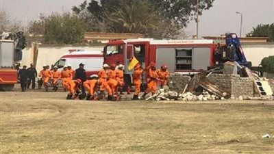 بالصور.. رجال الحماية المدنية ينتشلون ضحايا من أسفل عقار منهار