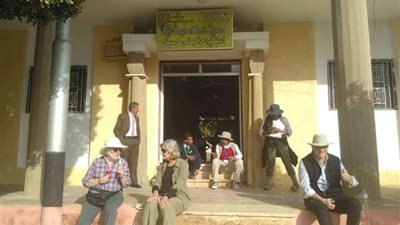 وفد سياحي من إنجلترا واليابان يزور المناطق الأثرية في المنيا