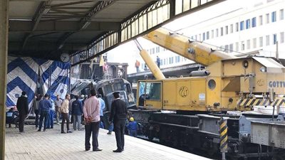 بالصور.. السكة الحديد ترفع حطام الجرار المتسبب في حريق قطار مصر