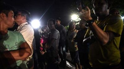 استمرار عملية إخراج فتية كهف تايلاند في حضور أسرهم.. (صور)