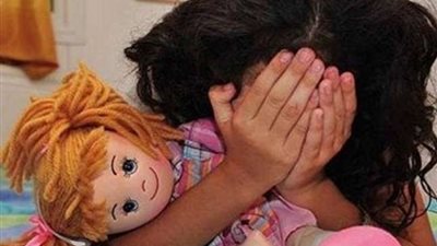 تفاصيل تعذيب طفلة على يد زوج أمها