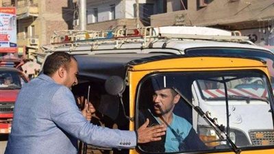 رئيس مركز أبوقرقاص يتابع التزام السائقين بتعريفة المواصلات