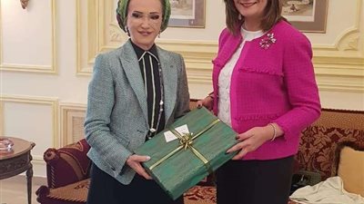 نبيلة مكرم وحرم رئيس البرلمان اللبناني تناقشان الحفاظ على الهوية العربية